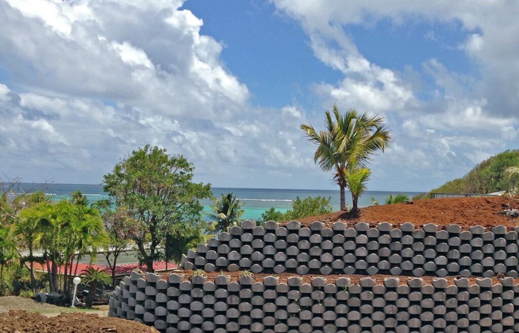 Réalisation - Mur de soutènement Atalus standard sapeb | Béton Futé : Sapeb Martinique, Préfakit, SDPI