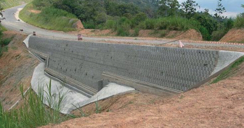 Chantier - Mur de soutènement Atlas standard sapeb | Béton Futé : Sapeb Martinique, Préfakit, SDPI